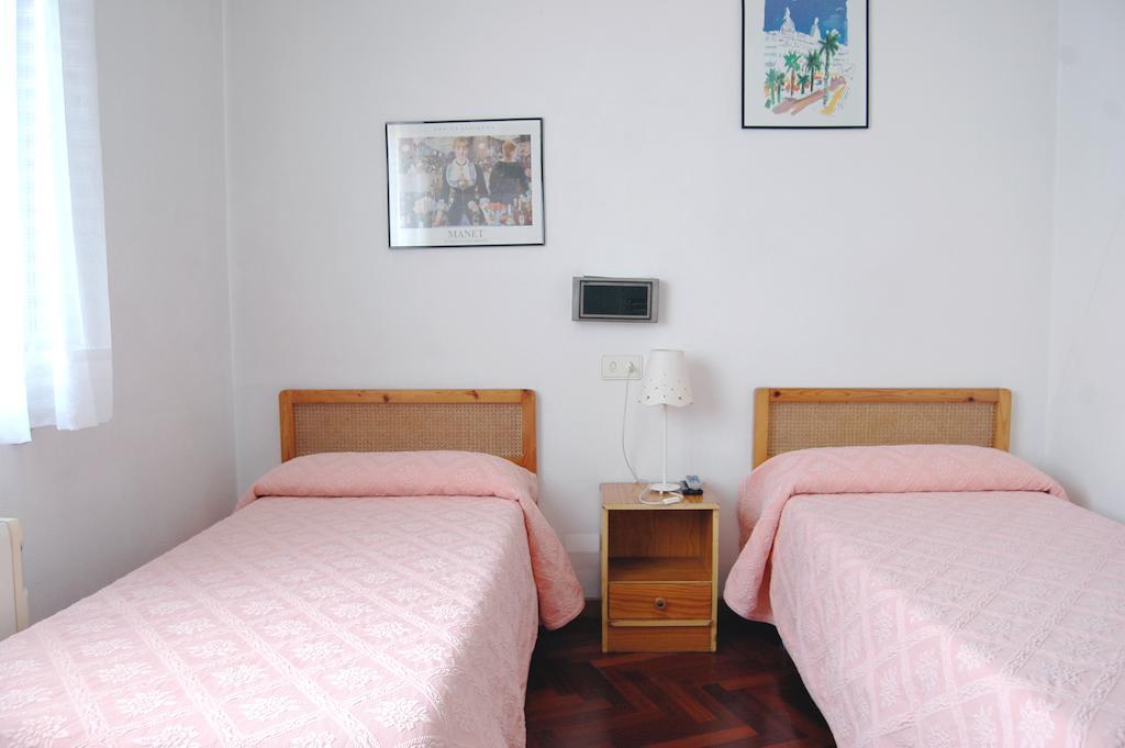 Hostal Charo II Сантьяго-де-Компостела Номер фото