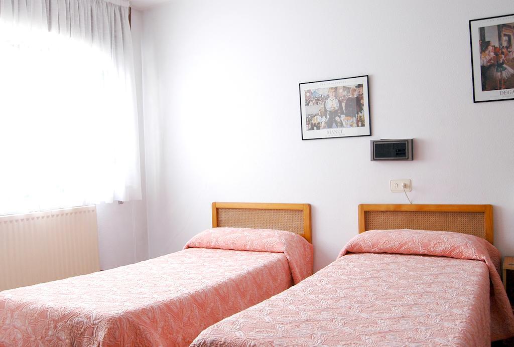 Hostal Charo II Сантьяго-де-Компостела Номер фото