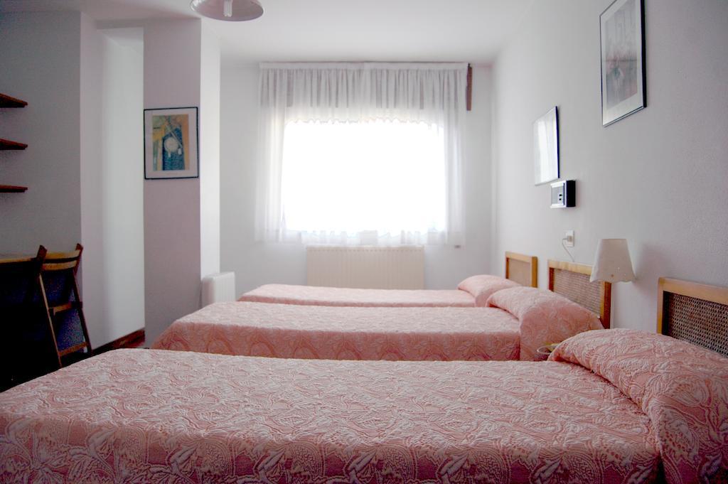 Hostal Charo II Сантьяго-де-Компостела Номер фото